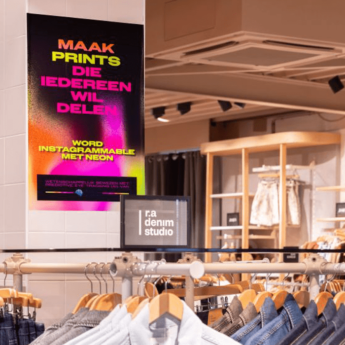 NEON Neonprint helpt jouw boodschap te laten opvallen in een wereld die overspoeld wordt met visuele prikkels. Neonkleuren springen eruit, zowel online als offline. Merken strijden voortdurend om de aandacht van de consument, en met neon maakt je klant het verschil. Neon prints werken goed in omgevingen waar de visuele impact belangrijk is, zoals op beurzen, evenementen, in winkels of op sociale media.